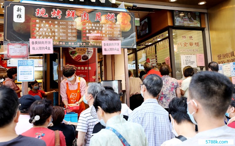 破费者在上海南京东路上的新雅食物公司外卖柜台前列队购买月饼   新华社图