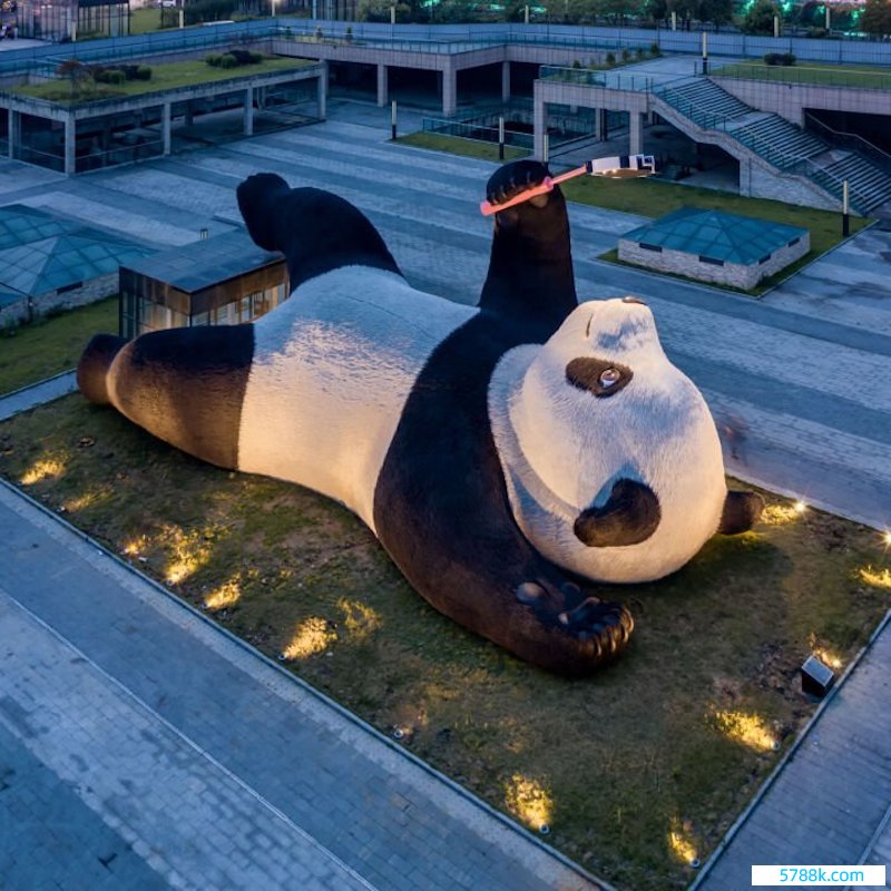 旧年，他为齐江堰创作了极具标志性的城市主题雕镂“自拍熊猫”